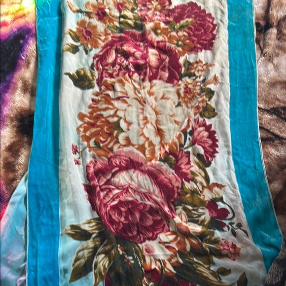 🌹Vibrant Silk and Velvet Scarf with Roses 🌹 - Picture 4 of 6